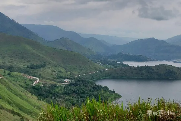 高清摄影 一幅山水环绕的水景画