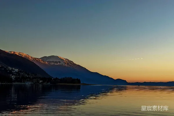 高清摄影 湖畔有一座山峰。