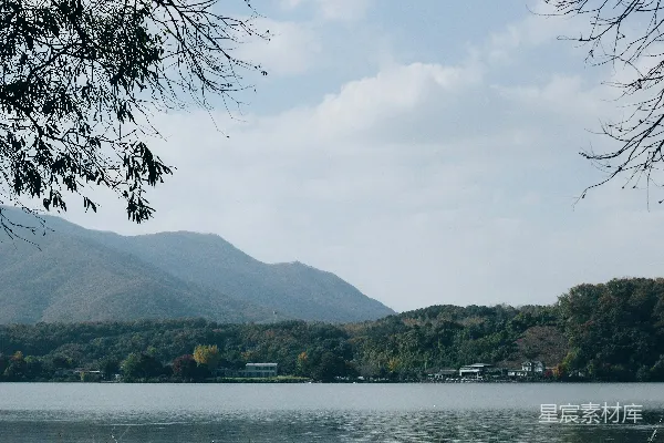 高清摄影 围绕在树木和山间的水域