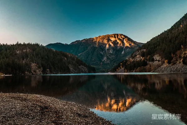 高清摄影 山间湖畔白天蓝天下的景象