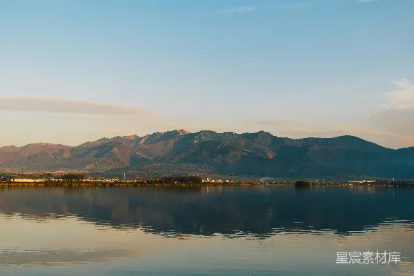 高清摄影 背景中有山的水域