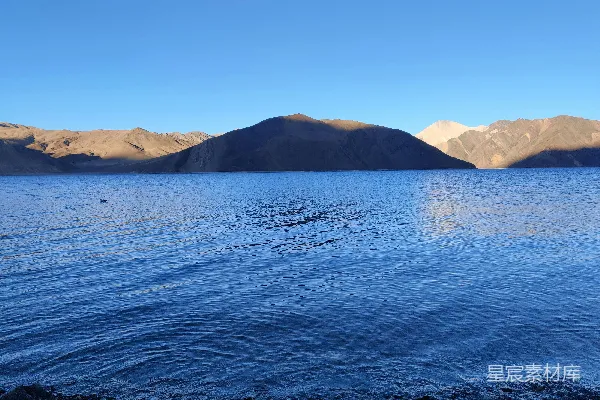高清摄影 背景中有山的水域