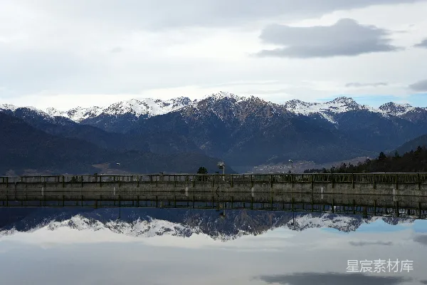 高清摄影 一片被山脉环绕的大片水域