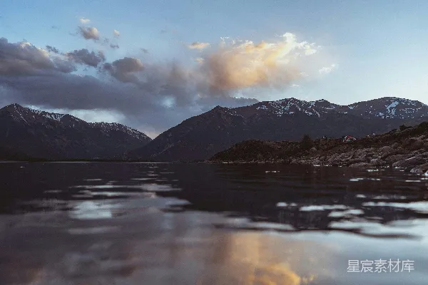 高清摄影 山下云天间近水白昼时