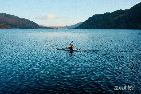 高清摄影 一名 kayaker 在大型水域中划桨。
