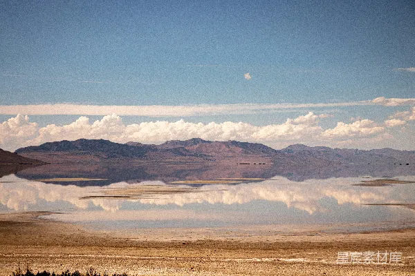 高清摄影 白天蓝天下有远处山峦的棕色地块