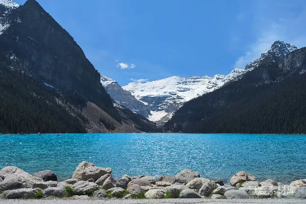 高清摄影 远处山间的一湖碧水，岩石嶙峋。