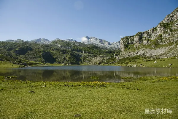 高清摄影 一个被山脉和草地环绕的大湖