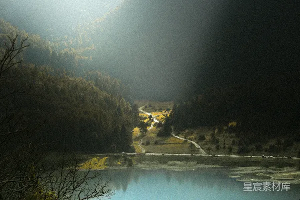 高清摄影 山间的一片湖泊