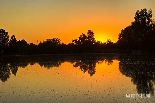 高清摄影 夕阳落下在一片水域之上