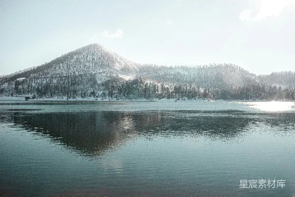 高清摄影 背景中有座山的大片水域