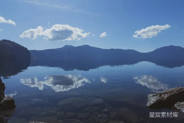 高清摄影 一片被山脉环绕的大片水域