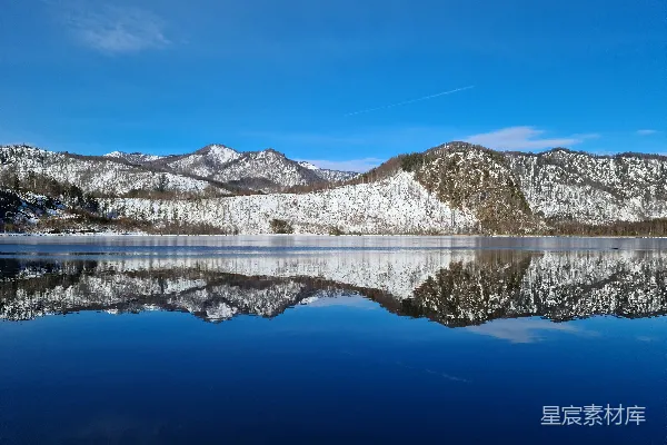 高清摄影 一片被雪山环绕的湖泊，在蓝天背景下闪闪发光。