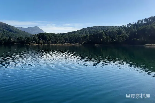 高清摄影 一座被山和树环绕的水域