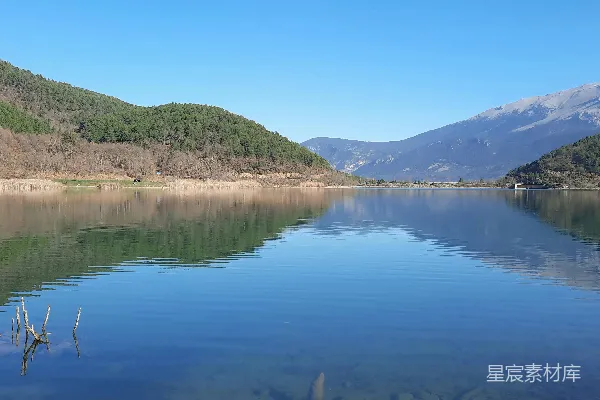 高清摄影 环绕着山脉的大片水域