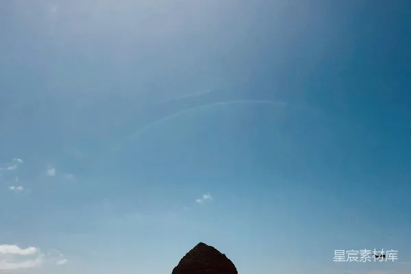 高清摄影 远处有一块岩石形成的海滩