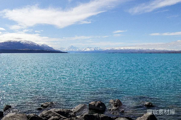 高清摄影 背景中有许多山的大片水域