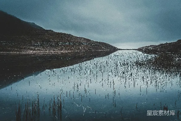 高清摄影 棕色山旁有水体的白天