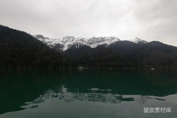 高清摄影 背景中有山的湖泊