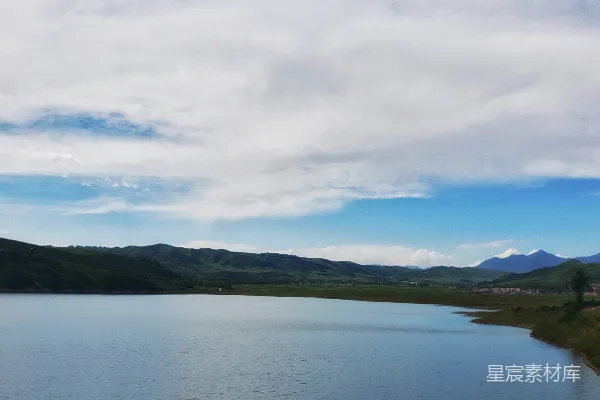 高清摄影 背景中有山的湖泊