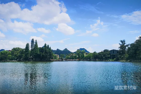 高清摄影 绿树环绕着水体的蓝天下的白天景色