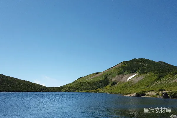 高清摄影 一片被山脉环绕的大片水域