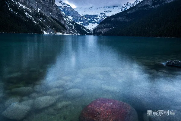 高清摄影 清山湖，雪峰，红岩。