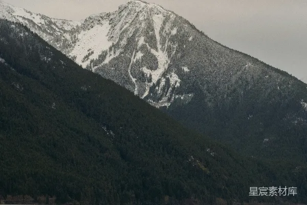 高清摄影 背景中有许多山脉的大片水域