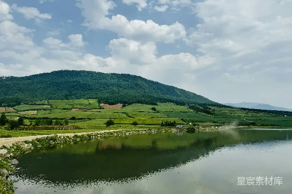 高清摄影 湖面映照着周围的绿山和蓝天。