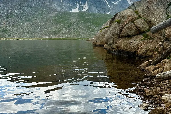 高清摄影 围绕在岩石和山脉之间的水域