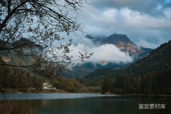 高清摄影 山在宁静的湖水中映照。
