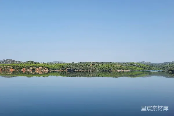 高清摄影 后有陆地的水域