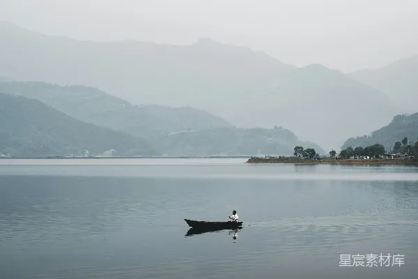 高清摄影 一叶扁舟漂浮在一大片水面上