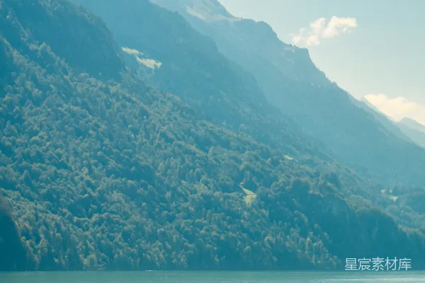 高清摄影 背景中有许多山的大型水域