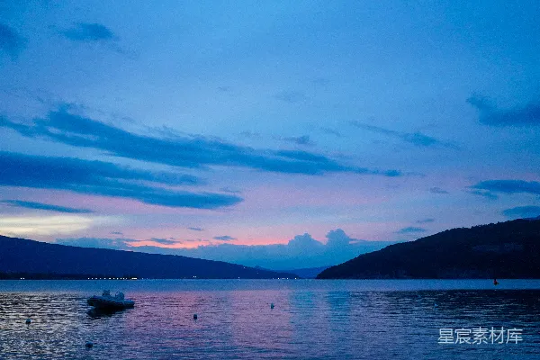 高清摄影 漂浮在一大片水面上的船