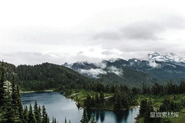 高清摄影 山湖周围环绕着松树的风景