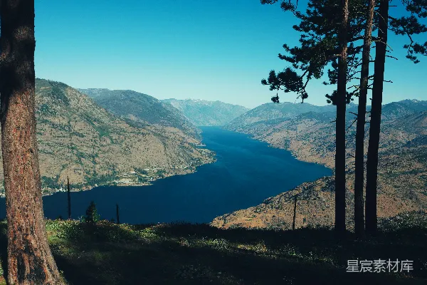 高清摄影 一座湖畔环绕着山景的美景