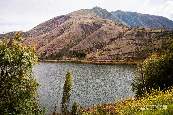 高清摄影 一片被山峦环绕的大片水域