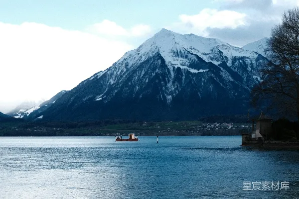 高清摄影 湖边有一座山峰。