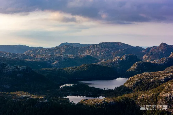 高清摄影 云中的山峰
