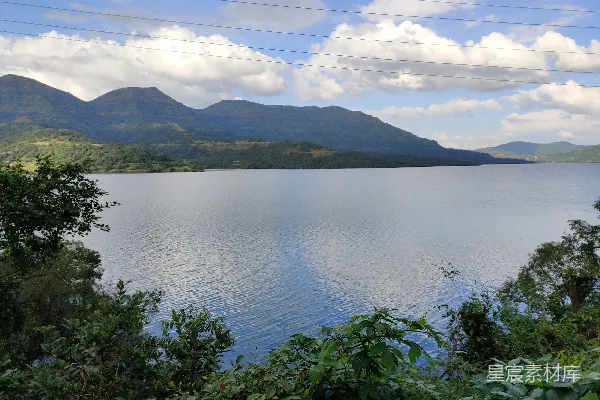 高清摄影 一片被山环绕的大片水域