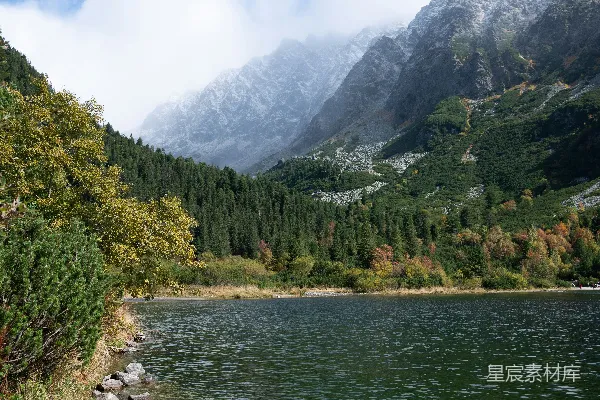高清摄影 被山和树围绕的一片水域