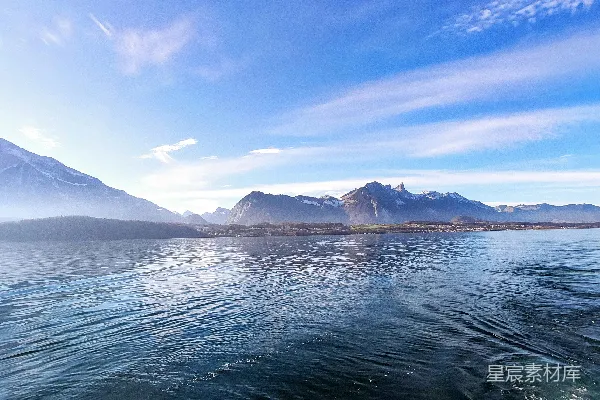 高清摄影 蓝天之下山体附近的白天水域