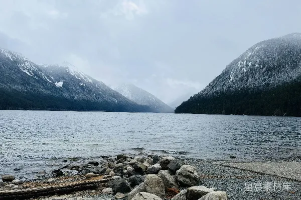 高清摄影 被皑皑雪山环绕的一片水域