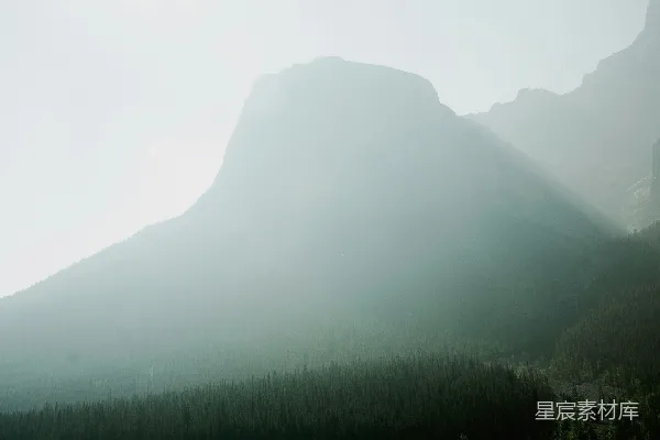 高清摄影 背景中有山的湖泊