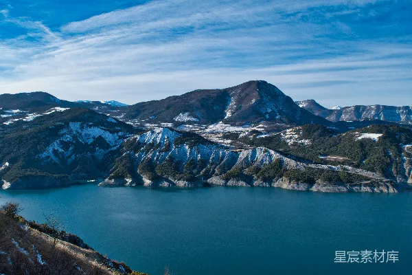 高清摄影 棕色和白色山峦近水体，在蓝天白云下白天景色