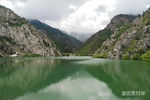 高清摄影 山间云雾缭绕中的白天湖泊