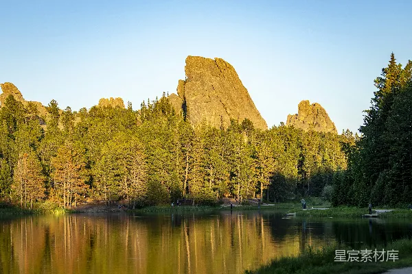 高清摄影 围绕在树木和山之间的水域