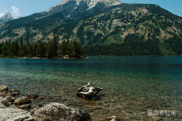 高清摄影 湖边有一座山峰。