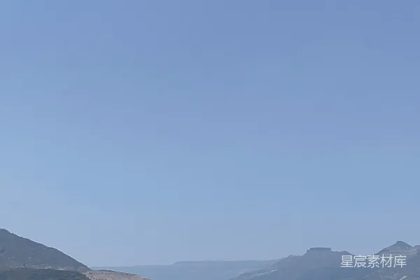 高清摄影 漂浮在一大片水面之上的小船